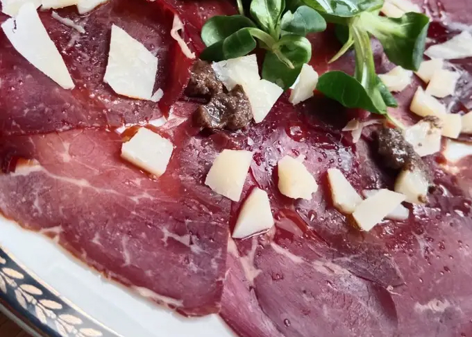 Carpaccio de cecina con salsa de trufas y queso viejo tostado